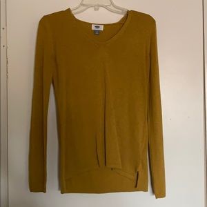 Long sleeve sweater.